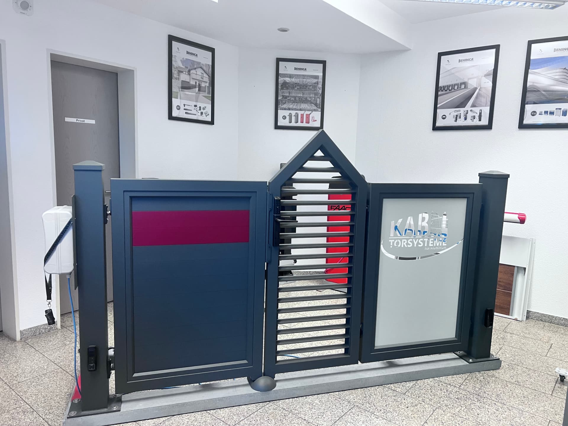 Faltflügeltor und Drehtor mit Gehtür in der Ausstellung von KAB Torsysteme
