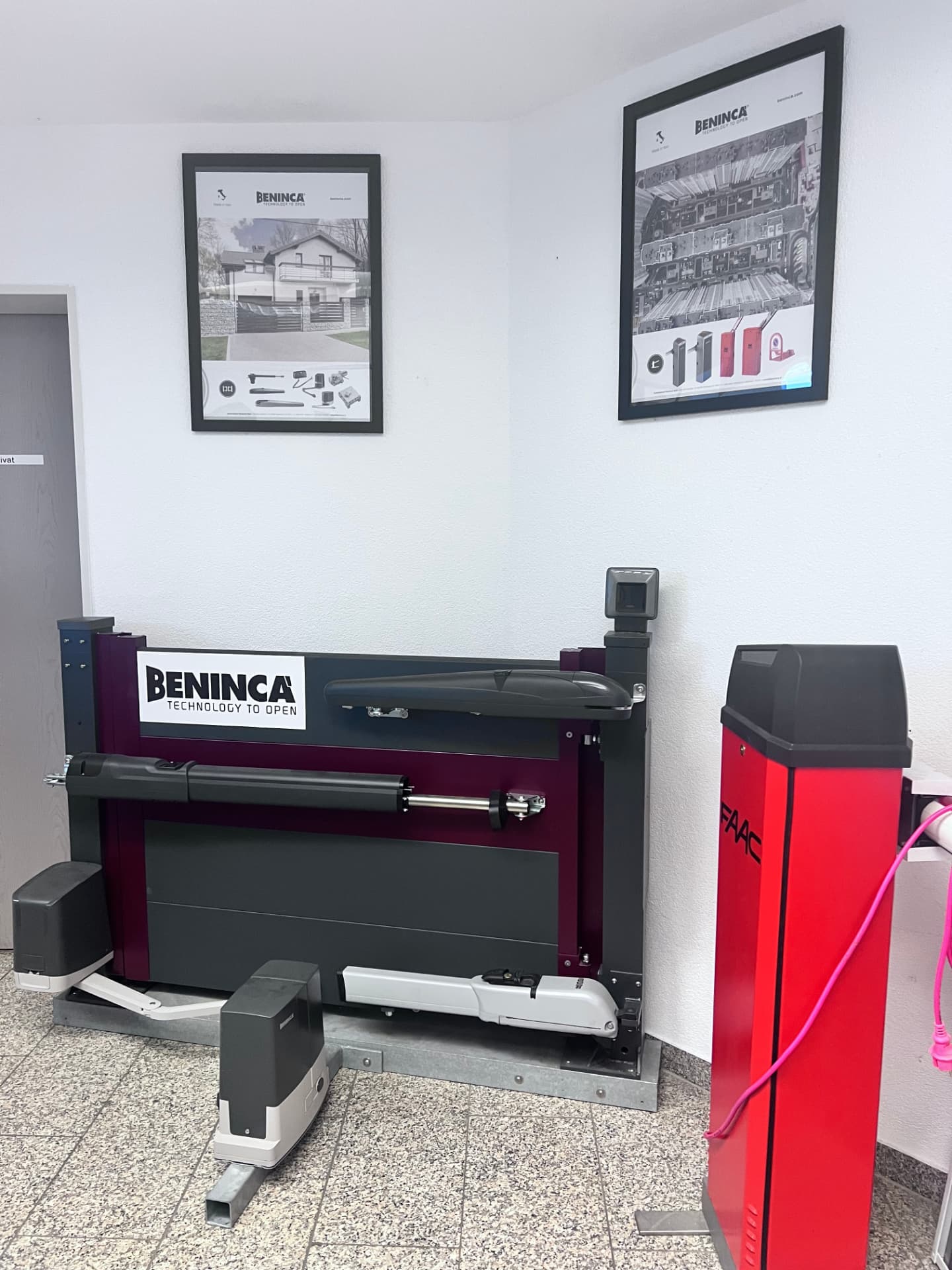Ausgestellte Torantriebe zum Vorführen in der Ausstellung von KAB Torsysteme