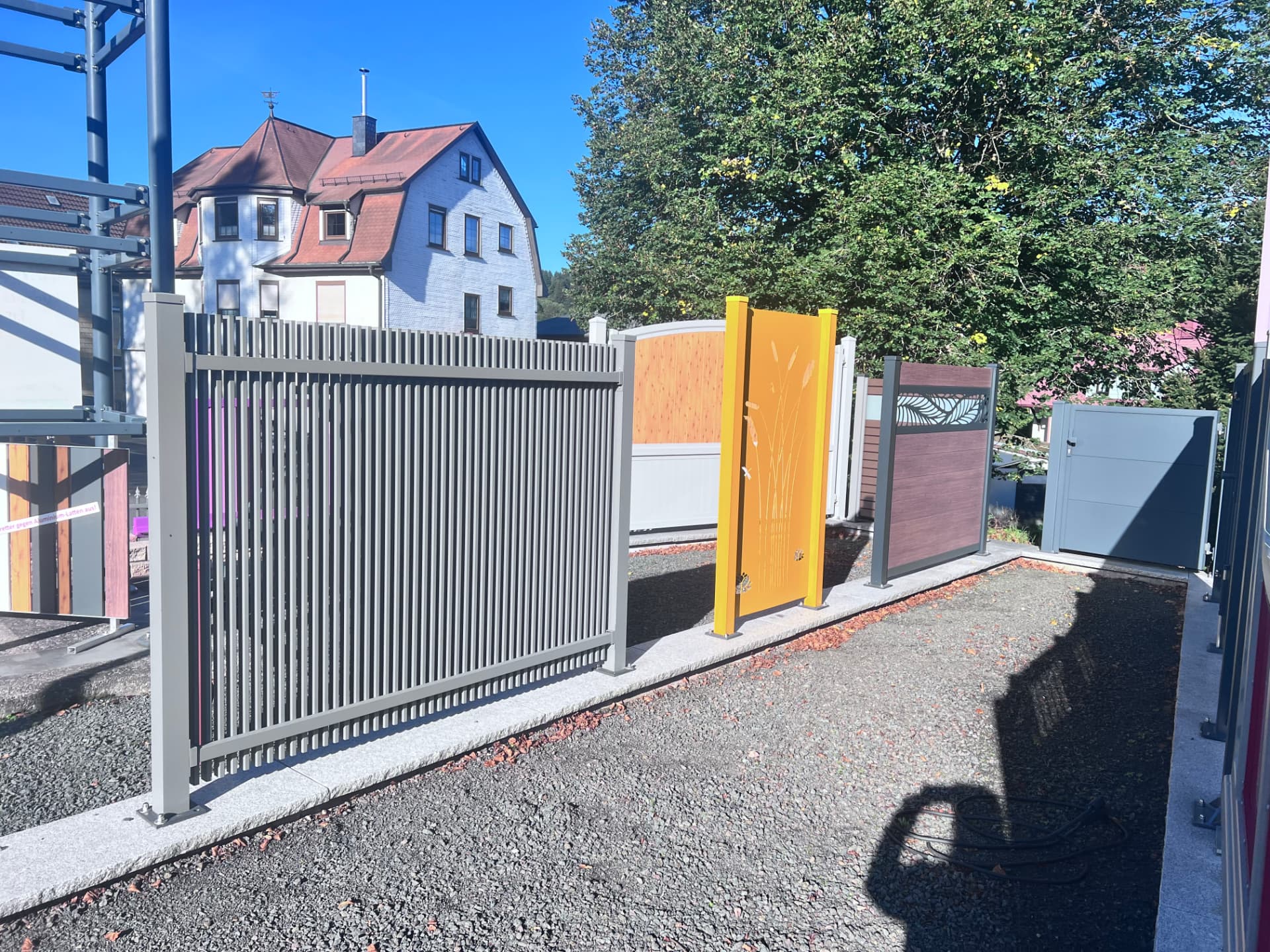 Zaun- und Sichtschutzmuster im Außenbereich der Ausstellung von KAB Torsysteme