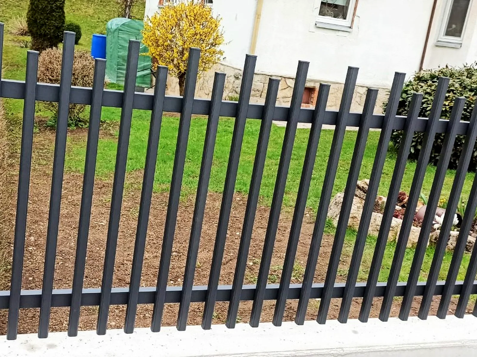 Zaunanlage Modell Barock, gefertigt von KAB Torsysteme in Brotterode-Trusetal