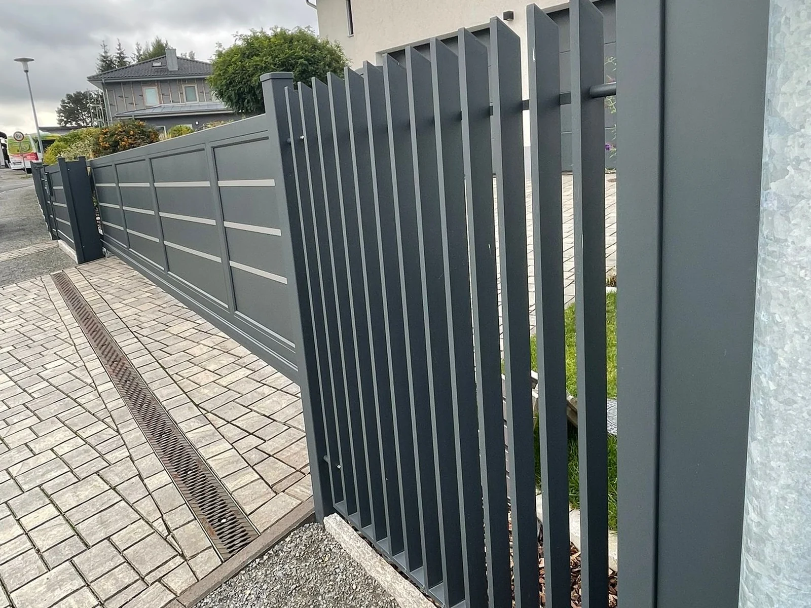 Gehtür neben einer Foglio-Zaunanlage in Anthrazit