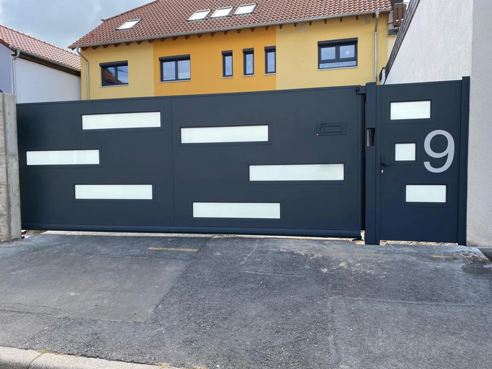 Schiebetor Foglio in Anthrazit mit versetzt angeordneten satinierten Glasfeldern