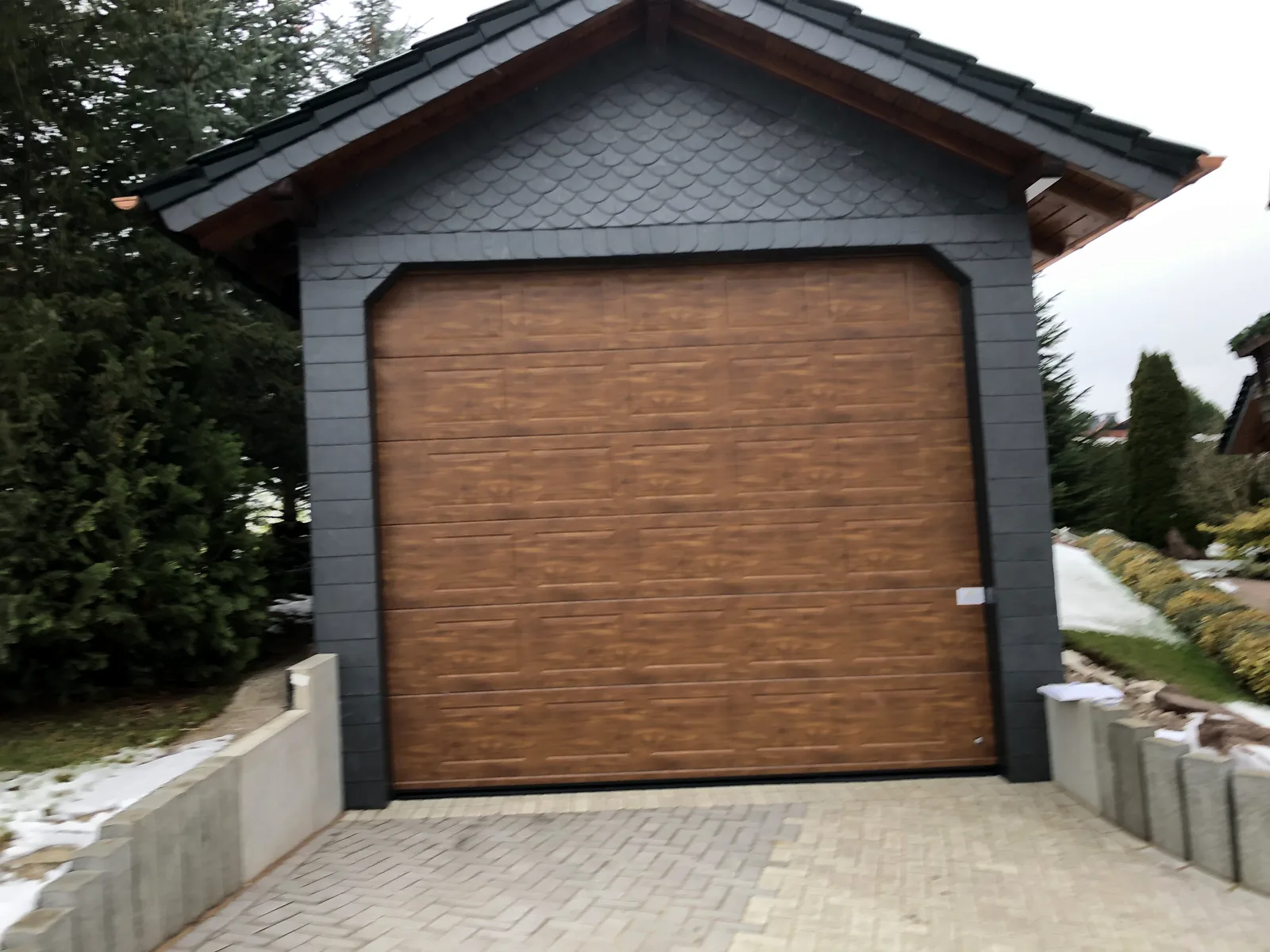 Anlage Garagentore, gefertigt von KAB Torsysteme in Brotterode-Trusetal