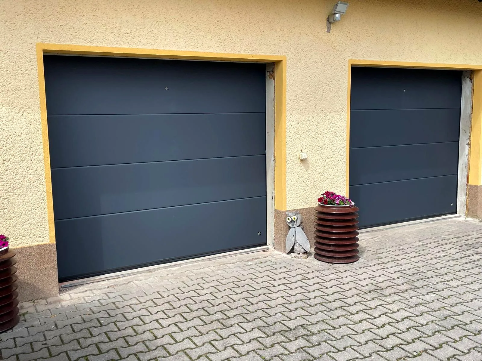 Anlage Garagentore, gefertigt von KAB Torsysteme in Brotterode-Trusetal
