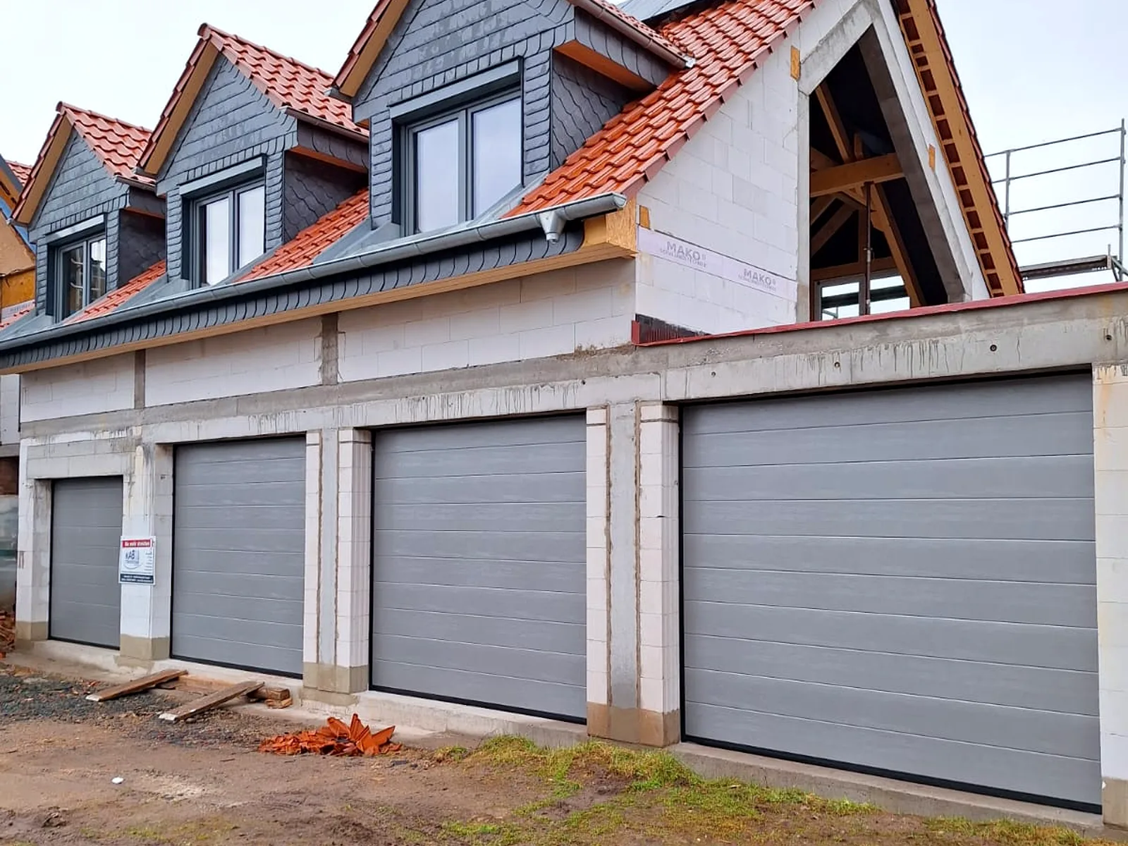Anlage Garagentore, gefertigt von KAB Torsysteme in Brotterode-Trusetal