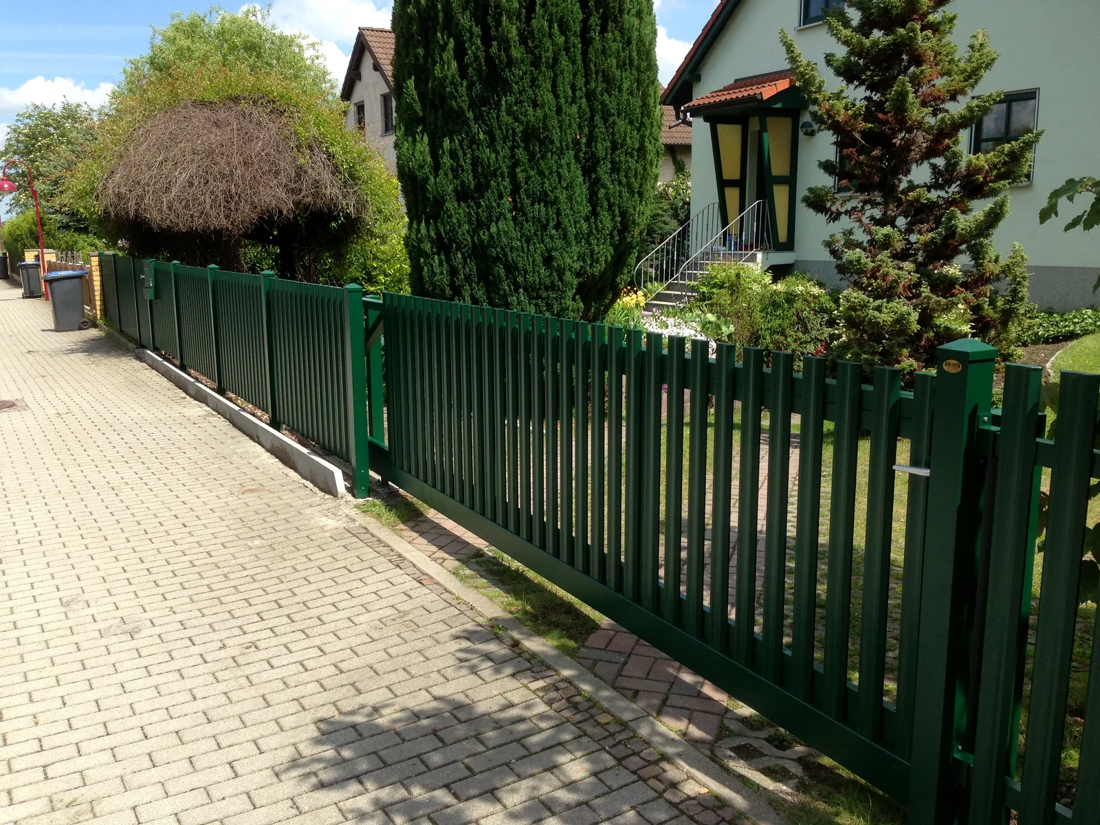 Decorelement Modell Klassik in RAL 6005, gefertigt von KAB Torsysteme in Brotterode-Trusetal