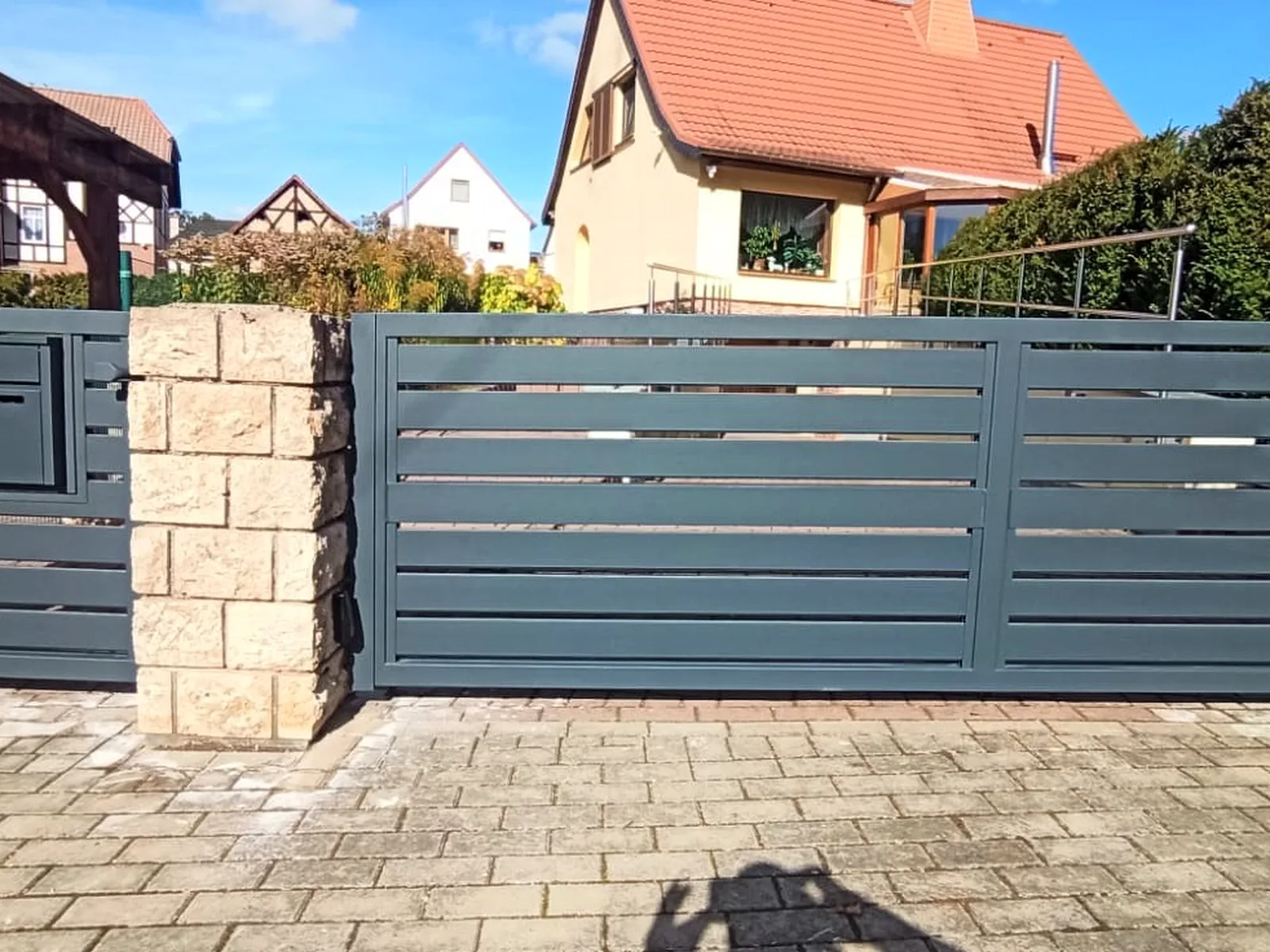 Geschweißte Tor- und Zaunanlage aus Aluminium von KAB Torsysteme aus Brotterode-Trusetal in Thüringen
