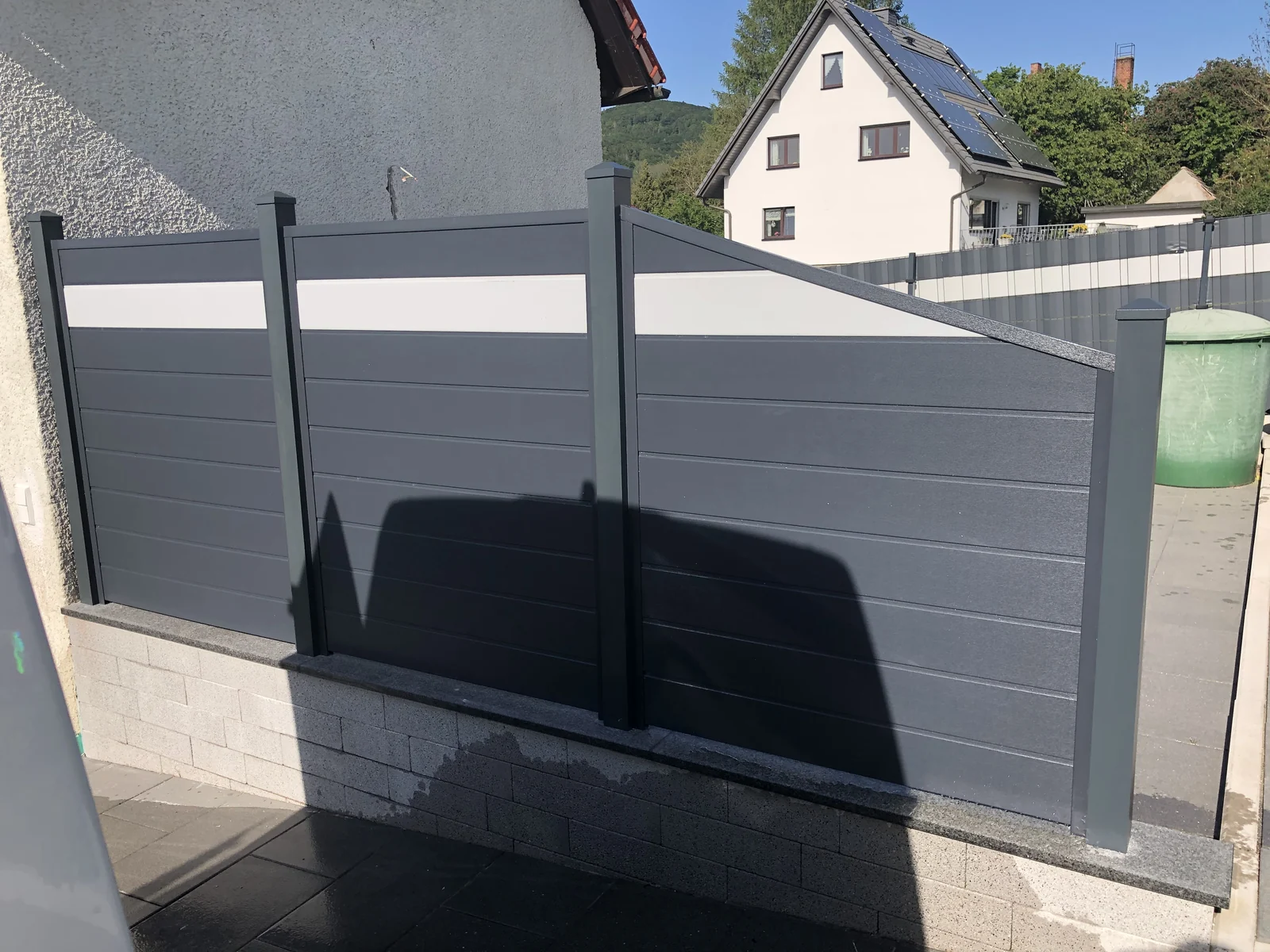 Sichtschutz Salzburg in Anthrazit mit waagerechtem Glaseinsatz auf einer Mauer