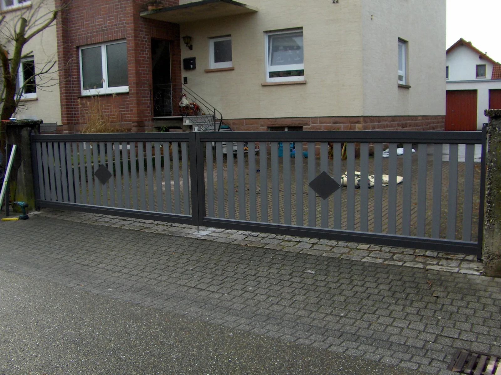 Anlage Modell Sonderanfertigung in RAL 9007, gefertigt von KAB Torsysteme in Brotterode-Trusetal
