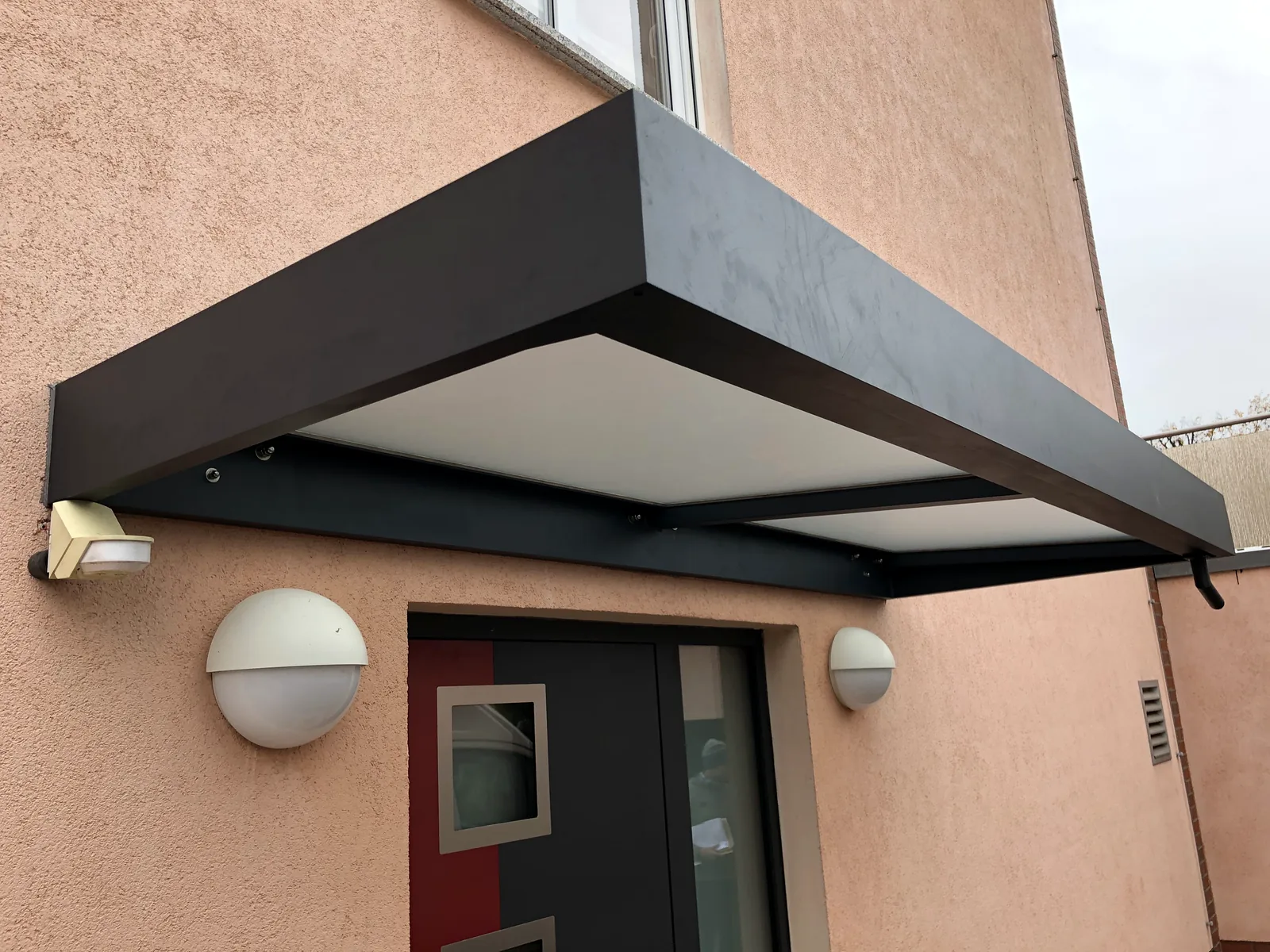Vordach aus Aluminium als Sonderanfertigung von KAB Torsysteme